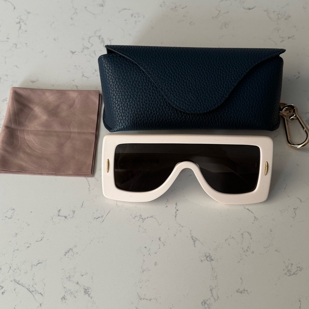 LOEWE Shield Sunglasses – Model LW40104I (25A)
